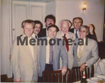 “Shqiptarë antikomunistë të grumbulluar te selia e OKB-së, për të protestuar kundër presidentit Ramiz Alia, u konfliktuan me bashkatdhetarët e tyre, të ardhur aty…”/ Shkrimi i ‘New York Times’, shtator 1990