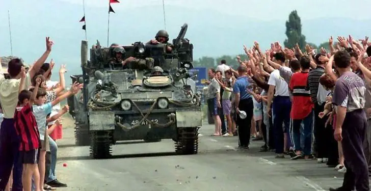 “Tashmë Kosova është si shtëpia ime e dytë, pasi kam kontaktuar me 21 fëmijët e mi, por dua t’i marr në krahë përsëri dhe…”/ Dëshmia e rrallë e ish-ushtares kanadeze, që shërbeu në 1998-ën në Drenas