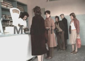 “Që në ora 2.30 e mëngjesit, një grumbull njerëzish, prisnin përpara një dyqani në rrugën kryesore të kryeqytetit për racionin e qumështit, kurse pak më tej, në ‘Bllok’, Ramiz Alia…”/ Shkrimi i ‘New York Times’, 25 mars ‘91