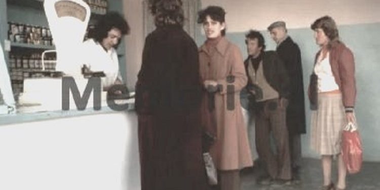 “Që në ora 2.30 e mëngjesit, një grumbull njerëzish, prisnin përpara një dyqani në rrugën kryesore të kryeqytetit për racionin e qumështit, kurse pak më tej, në ‘Bllok’, Ramiz Alia…”/ Shkrimi i ‘New York Times’, 25 mars ‘91