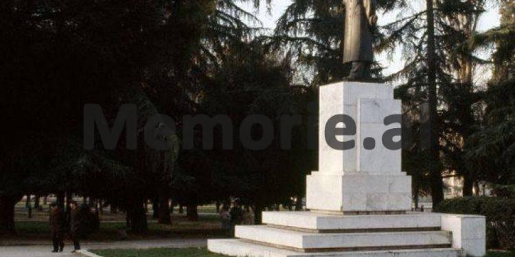 “Një vizitor në Shqipëri, gjen pamje në disa rrugë, që të kujtojnë fillimin e këtij shekulli, burra dhe gra me lopata, sfurqe e shata, tufa delesh, dhish e lopësh…”/ Shkrimi i ‘New York Times’, maj 1990-të