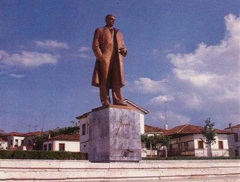 “Pasi piu cigaren që i ofruan dy njerëzit e ish-Sigurimit të Shtetit, që e thirrën në tavolinë, im bir, ra pa ndjenja dhe…”/ Misteri i vdekjes në Athinë, në shtator ’91, i njeriut që rrëzoi bustin e Enverit, në Korçë