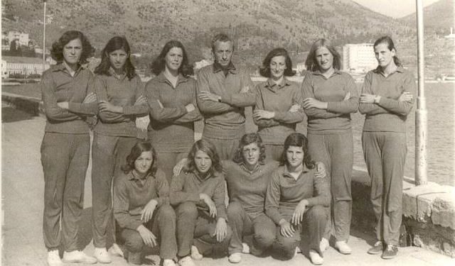 “Pasi fitoi 11 kampionate dhe kupa republike me vajzat e ’17 Nëntorit’, duke luajtur edhe në kupat e Europës, u kujtuan se ai ishte nipi i ‘armikut’ Teme Sejko’ dhe…”/ Historia e panjohur e “Mjeshtrit të Sportit”, nga Çamëria