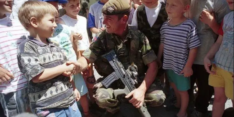 “Tashmë Kosova është si shtëpia ime e dytë, pasi kam kontaktuar me 21 fëmijët e mi, por dua t’i marr në krahë përsëri dhe…”/ Dëshmia e rrallë e ish-ushtares kanadeze, që shërbeu në 1998-ën në Drenas