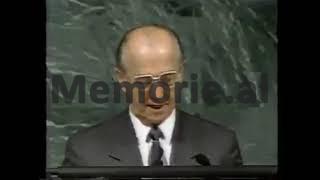 “Shqiptarë antikomunistë të grumbulluar te selia e OKB-së, për të protestuar kundër presidentit Ramiz Alia, u konfliktuan me bashkatdhetarët e tyre, të ardhur aty…”/ Shkrimi i ‘New York Times’, shtator 1990