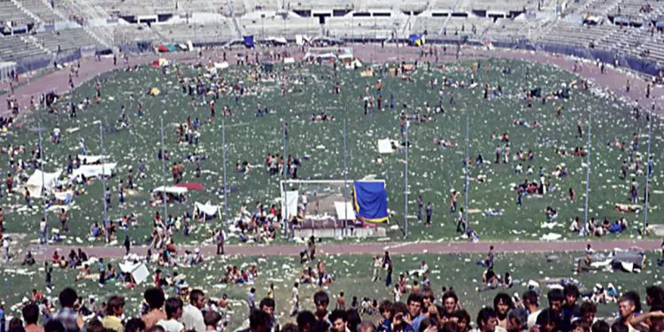 “Shqiptarët u ushqyen mirë për herë të parë, me mish viçi dhe makarona të konservuara, që ua jepte ushtria, por ata ishin të palarë…”/ Shkrimi i ‘New York Times’, për refugjatët e 2 korrikut 1990