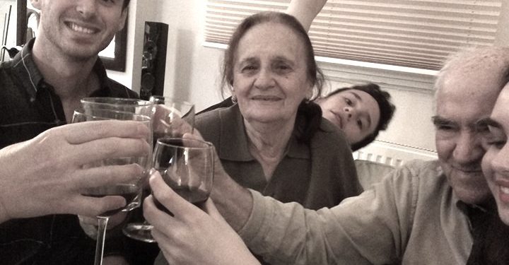 “Ç`i grise shamitë së lari në krua, sytë i ke tek ujët, mend i ke te mua, nga pragu te gardhi, shkon thua më thua…”/ Refleksionet e shkrimtarit të njohur, për kolegun nga Struga