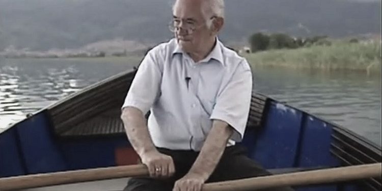 “Ç`i grise shamitë së lari në krua, sytë i ke tek ujët, mend i ke te mua, nga pragu te gardhi, shkon thua më thua…”/ Refleksionet e shkrimtarit të njohur, për kolegun nga Struga