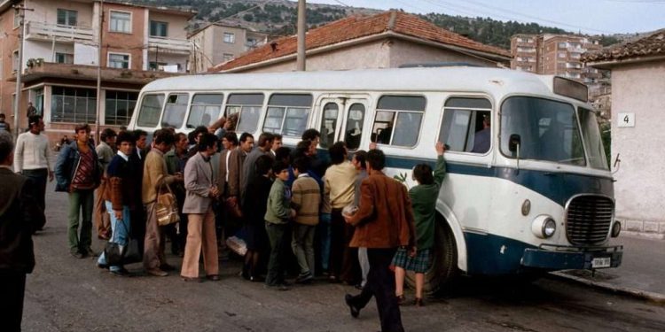 “Për anëtarët e Byrosë Politike, u porosit një seri ‘Benz Mercedes’ 280 SEL, për Parkun e Delegacioneve, ishte në dispozicion një seri ‘Volvo’ dhe…”/ Historia e panjohur e automjeteve të transportit në Shqipëri