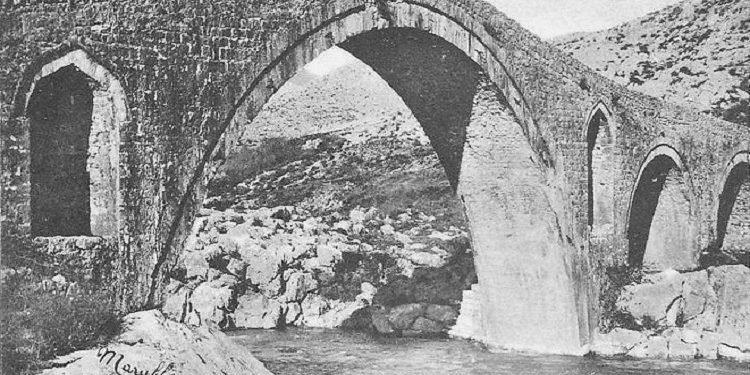 “Një tregtar turk, në ndihmë të disa banorëve të zonës, hapi disa gropa për të shuar gëlqeren dhe për gati 20 vite, fshatarët e pritën…”/ Historia e panjohur e ndërtimit të Urës së Mesit në Shkodër