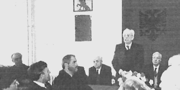 “Që në fillim të bisedës me ambasadorin Lik Seiti, Fadil Hoxha, preku momente të pëlqyeshme për Enver Hoxhën, madje, u duk se po vazhdonte…”/ Refleksionet e ish-deputetit dhe diplomatit Esat Myftari
