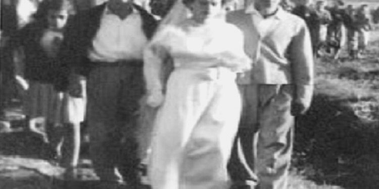 “Nuk ishte dasmë ajo imja! Unë u vesha me fustan të bardhë dhe bëra një xhiro rrotull kampit, nëpër dyert e familjeve bashkëvuajtëse aty, kurse Fatosin…”/ Dëshmia e trishtë e Klara Merlikës