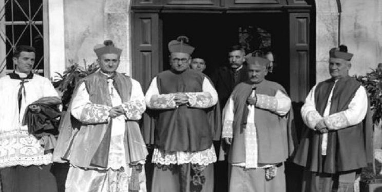 “Kur Padër Anton Harapi ndodhej aty, shkuan një oficer me disa ushtarë për kontroll, mirëpo Padër Ludovik Kiri, i rrejti ushtarët e i futi në…”/ Dëshmia në hetuesi e Padër Filip Mazrrekut, nëntor ‘46