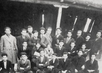 “Halla ime e kishte pasur shok klase Enverin në Liceun e Korçës dhe shpesh i tregonte babait, për moralin e tij dhe se ai kishte qenë një Don Zhuan…”/ Dëshmia e rrallë e nipit të Sabiha Kasimatit