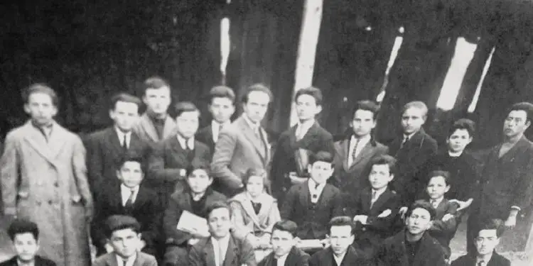 “Halla ime e kishte pasur shok klase Enverin në Liceun e Korçës dhe shpesh i tregonte babait, për moralin e tij dhe se ai kishte qenë një Don Zhuan…”/ Dëshmia e rrallë e nipit të Sabiha Kasimatit