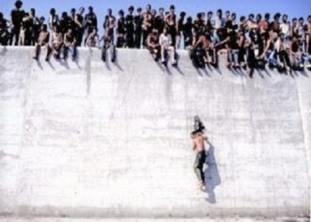 “Shqiptarët u ushqyen mirë për herë të parë, me mish viçi dhe makarona të konservuara, që ua jepte ushtria, por ata ishin të palarë…”/ Shkrimi i ‘New York Times’, për refugjatët e 2 korrikut 1990