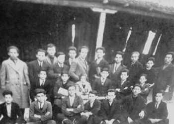 “Halla ime e kishte pasur shok klase Enverin në Liceun e Korçës dhe shpesh i tregonte babait, për moralin e tij dhe se ai kishte qenë një Don Zhuan…”/ Dëshmia e rrallë e nipit të Sabiha Kasimatit