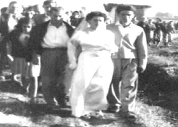 “Nuk ishte dasmë ajo imja! Unë u vesha me fustan të bardhë dhe bëra një xhiro rrotull kampit, nëpër dyert e familjeve bashkëvuajtëse aty, kurse Fatosin…”/ Dëshmia e trishtë e Klara Merlikës
