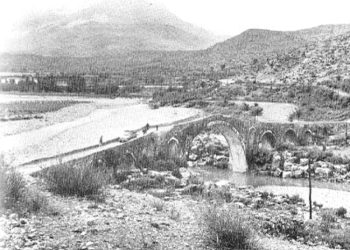 “Një tregtar turk, në ndihmë të disa banorëve të zonës, hapi disa gropa për të shuar gëlqeren dhe për gati 20 vite, fshatarët e pritën…”/ Historia e panjohur e ndërtimit të Urës së Mesit në Shkodër