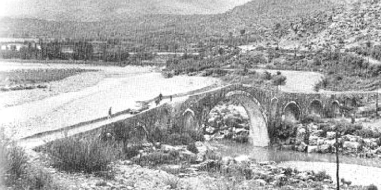 “Një tregtar turk, në ndihmë të disa banorëve të zonës, hapi disa gropa për të shuar gëlqeren dhe për gati 20 vite, fshatarët e pritën…”/ Historia e panjohur e ndërtimit të Urës së Mesit në Shkodër