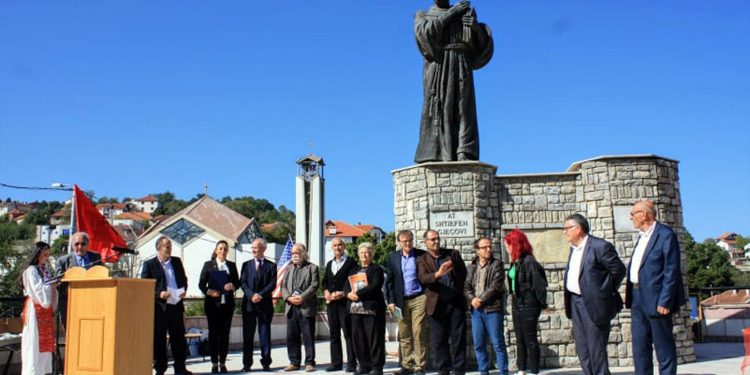 “Katerina Josipi, një ‘primadonë të teatrit shqiptar’ dhe ‘ikonë e skenës në Kosovë’, si një motër e madhe e Bekim Fehmiut të paarritshëm, me të cilin…”/ Refleksionet e publicistit të njohur
