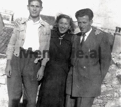 “Pas divorcit me tim shoq, erdhën t’i merrnin me forcë dy djemtë, mua më ra të fiktë, por e gjithë Selenica…”/ Dëshmia e ish-gazetares, e bija e ish-sekretarit të Partisë së Tiranës