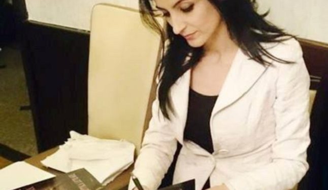 “Një romancë dashurie, në mes Jasminës dhe Iliazit, në gjithë atë zallamahi etjesh, për të poshtëruar një qenie të pambrojtur, shfaqet një burrë, i cili…”/ Rrëfimi i gazetares dhe shkrimtares së njohur