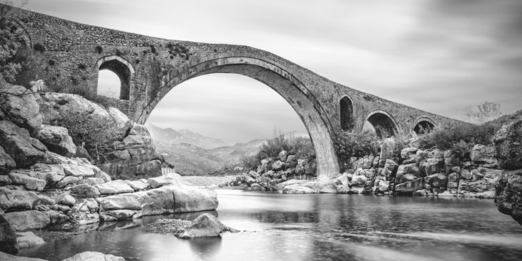 “Një tregtar turk, në ndihmë të disa banorëve të zonës, hapi disa gropa për të shuar gëlqeren dhe për gati 20 vite, fshatarët e pritën…”/ Historia e panjohur e ndërtimit të Urës së Mesit në Shkodër