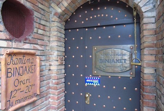 Kantina “Binjakët” në Tiranë, një atraksion turistik, që po mahnit vizitorët vëndas e të huaj, të cilët e krahasojnë me “Cabernet” të Napa-s, apo “Shtëpitë e Shampanjës” së Francës e, Portugalisë