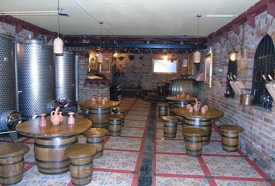 Kantina “Binjakët” në Tiranë, një atraksion turistik, që po mahnit vizitorët vëndas e të huaj, të cilët e krahasojnë me “Cabernet” të Napa-s, apo “Shtëpitë e Shampanjës” së Francës e, Portugalisë