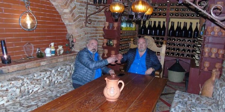 Kantina “Binjakët” në Tiranë, një atraksion turistik, që po mahnit vizitorët vëndas e të huaj, të cilët e krahasojnë me “Cabernet” të Napa-s, apo “Shtëpitë e Shampanjës” së Francës e, Portugalisë