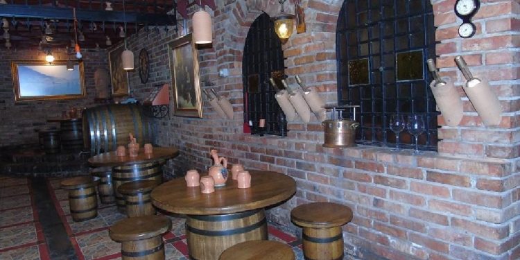 Kantina “Binjakët” në Tiranë, një atraksion turistik, që po mahnit vizitorët vëndas e të huaj, të cilët e krahasojnë me “Cabernet” të Napa-s, apo “Shtëpitë e Shampanjës” së Francës e, Portugalisë