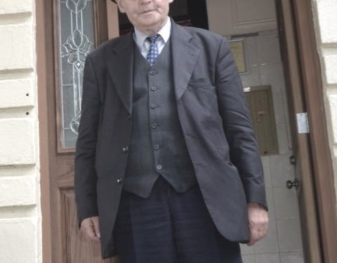 “Biletat ishin shitur, viza skadonte dhe ai u detyrua t’i besonte një punonjëseje bjonde të aeroportit e cila, ia mori lekët, duke…”/ Historia e trishtë e familjes Kostreci, që u largua nga vendi në ’90-ën