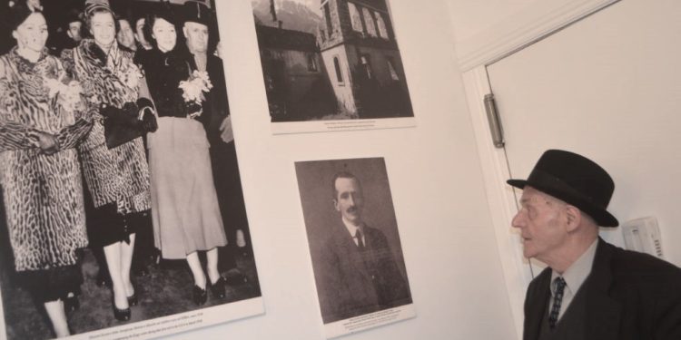 “Biletat ishin shitur, viza skadonte dhe ai u detyrua t’i besonte një punonjëseje bjonde të aeroportit e cila, ia mori lekët, duke…”/ Historia e trishtë e familjes Kostreci, që u largua nga vendi në ’90-ën