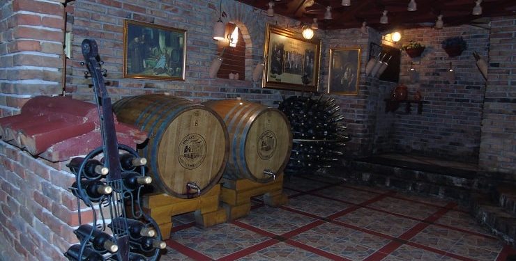Kantina “Binjakët” në Tiranë, një atraksion turistik, që po mahnit vizitorët vëndas e të huaj, të cilët e krahasojnë me “Cabernet” të Napa-s, apo “Shtëpitë e Shampanjës” së Francës e, Portugalisë