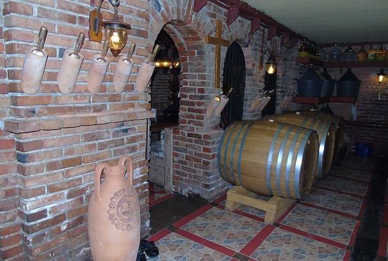 Kantina “Binjakët” në Tiranë, një atraksion turistik, që po mahnit vizitorët vëndas e të huaj, të cilët e krahasojnë me “Cabernet” të Napa-s, apo “Shtëpitë e Shampanjës” së Francës e, Portugalisë