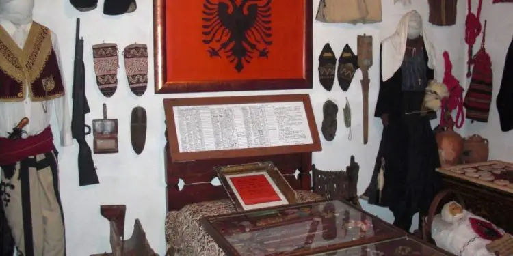 “Kur kartolinat me flamurin kombëtar dhe Skënderbeun, u shpërndanë në tërë botën shqiptare, UDB-ja jugosllave, paraburgosi Ivezajn dhe…”/ Historia e panjohur e koleksionistit të famshëm nga Tuzi, në 1970-ën