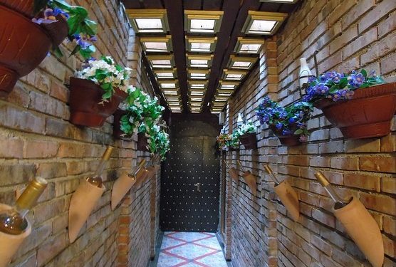 Kantina “Binjakët” në Tiranë, një atraksion turistik, që po mahnit vizitorët vëndas e të huaj, të cilët e krahasojnë me “Cabernet” të Napa-s, apo “Shtëpitë e Shampanjës” së Francës e, Portugalisë