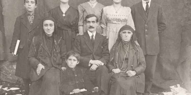 “Natën e vitit të ri 1991, ndërsa ne prisnim të kthehej babai nga Moska, ku kishte shkuar të takonte ish-gruan ruse dhe dy fëmijët, papritur bie telefoni…”/ Historia tragjike e arkitektit të njohur korçar