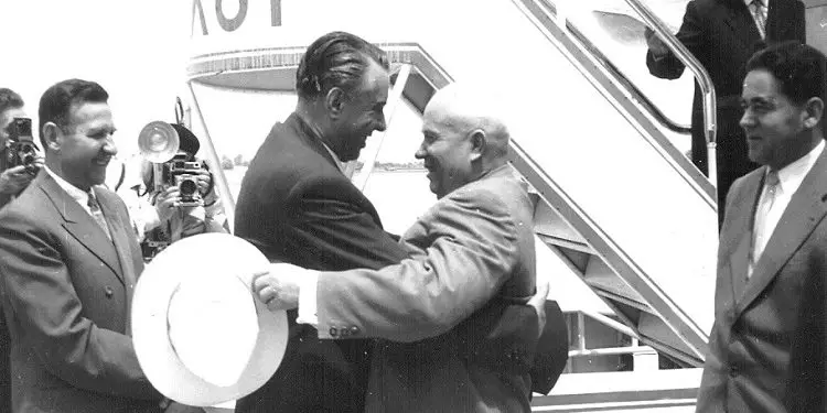 “Çobani nga Vajza e Vlorës, i dënuar 25 vjet për atentat ndaj Hrushovit, recitonte vargjet e Homerit, Dantes, tragjeditë e Shekspirit, Faustin e Gëtes, Shilerin, etj.,…”/ Dëshmia e rrallë e ish-të dënuarit politik, për “enciklopedinë” e burgjeve