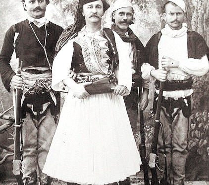 “Shpatën e Hodo Pashë Sokolit, Enveri, ia dhuroi Stalinit, kurse unazën e tij me gurë të çmuar, që ia sekuestroi Sigurimi…”/ Si e deformoi regjimi komunist, historinë e familjes së famshme shkodrane