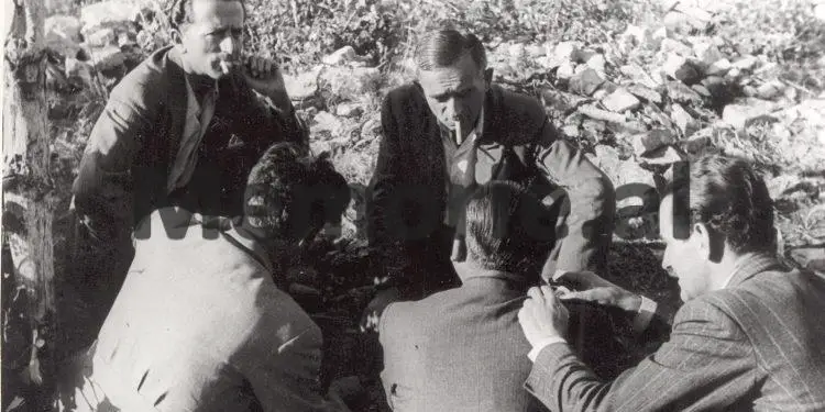 “Njerëzit na raportonin, se Gjinishi takohej me Lumo Skëndon, Abaz Kupin Sheh Karbunarën, e me turli njerëzish, kishte shumë muhabet me Ag Petrelën dhe shtëpinë e tij…”/ Letra e Enver Hoxhës