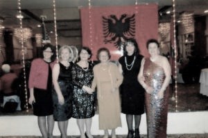 “Sapo hyri në lokalin ‘Flora’, ku do takonte kushëririn e saj, Enver Hoxha iu afrua dhe pasi shkëmbyen përshëndetjet, ai zgjati duart dhe i kapi…”/ Historia e panjohur, e aristokrates më të famshme në Shqipëri