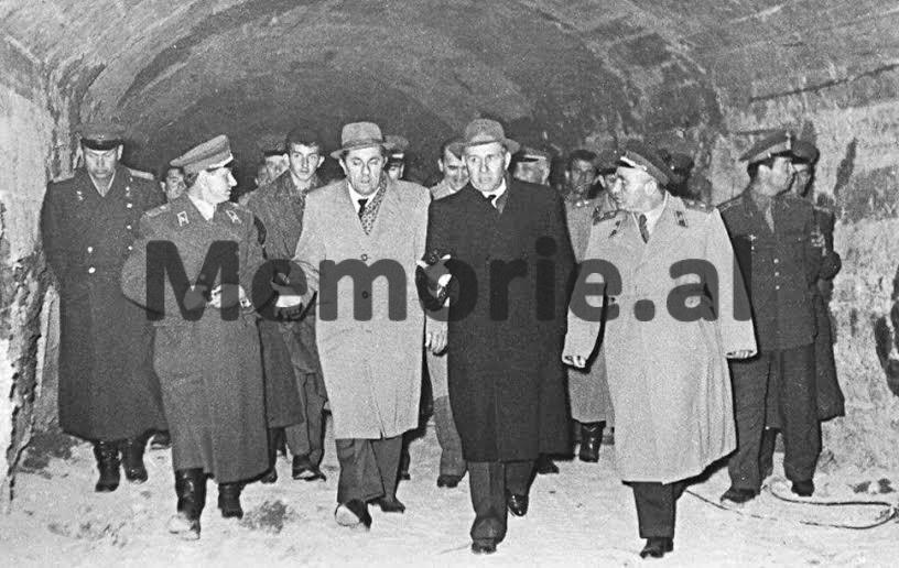 Qora plash jinsiy aloqa video Sexy ichki kiyim josuslik qilindi