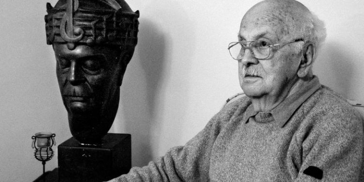 “Kur i thashë Profesor Ramadan Sokolit, se; pse nuk e citon udhëheqësin kryesor të Partisë në hyrje të librit, siç ta ka kërkuar redaktori, ai më…”/ Dëshmia e rrallë e gazetarit dhe studiuesit të njohur