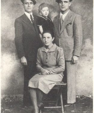 “Në 1967-ën, kur Ilia Dilo Sheperin, e zhvarrosën nga oborri i kishёs, eshtrat ia morën fëmijët dhe u binin rrugëve, kurse komunistët talleshin me kafkën e tij, duke…”/ Historia tragjike e familjes Dilo