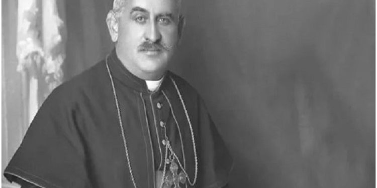 “Imzot Vinçens Prenushi, me ka rrfye qysh Enver Hoxha e kishte thirrë, gjoja të këshillohej me të për punët e Kishës Katolike Shqiptare, por në në të vërtetë, për…”/ Kujtimet e panjohura të Arshi Pipës