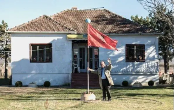“Kur kartolinat me flamurin kombëtar dhe Skënderbeun, u shpërndanë në tërë botën shqiptare, UDB-ja jugosllave, paraburgosi Ivezajn dhe…”/ Historia e panjohur e koleksionistit të famshëm nga Tuzi, në 1970-ën