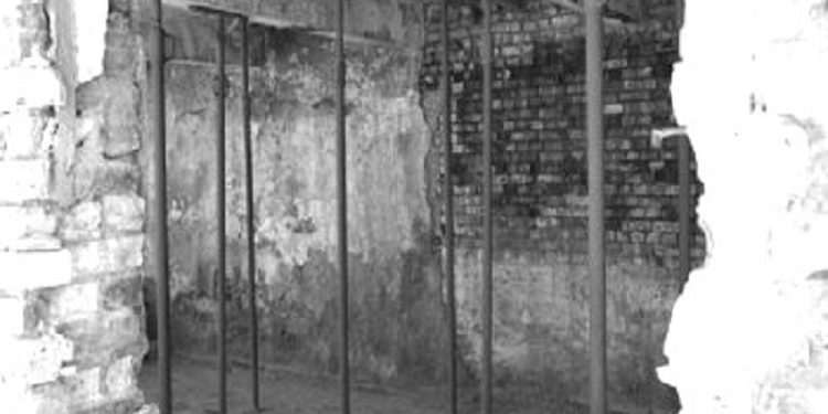 “Profesor të gjuhëve të huaja, kisha amerikanin Richard Richy, ish-mësuesi i fëmijëve të ‘Bllokut’, i uritur e gjashtë muaj pa u larë, mblidhte bishtat e cigareve…”/ Historia e trishtë e shqiptaro-amerikanit