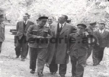 “Kur gjeneral Prodani, që kishte shumë afrimitet me kryeministrin, i tha: ‘Ç’po bëni kështu?! Ç’faj kanë bërë shokët, që po i godisni kaq egër?! Mehmeti i’u përgjigj…”/ Kujtimet e ish-presidentit Alfred Mosiu